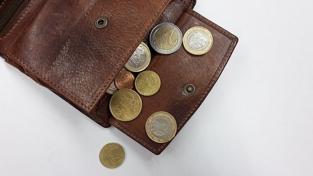Un portofogli con poche monete.